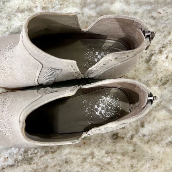 Vince Camuto Presita Light Gray Suede V Cut Out Western Ankle Booties Size 5.5 - Picture 6 of 12